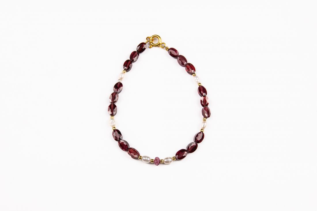 Náramek s granátem, říčními perlami a růžovým diamantem