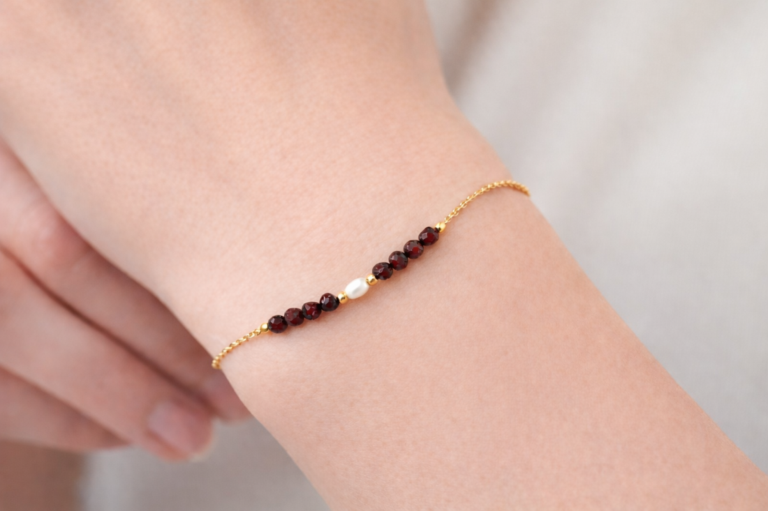 Náramek s granátem