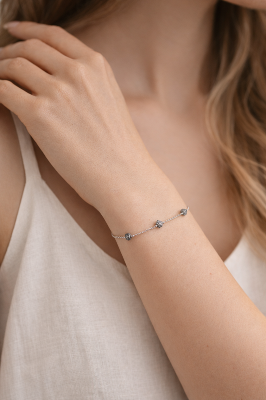 Tři surové diamanty, stříbro